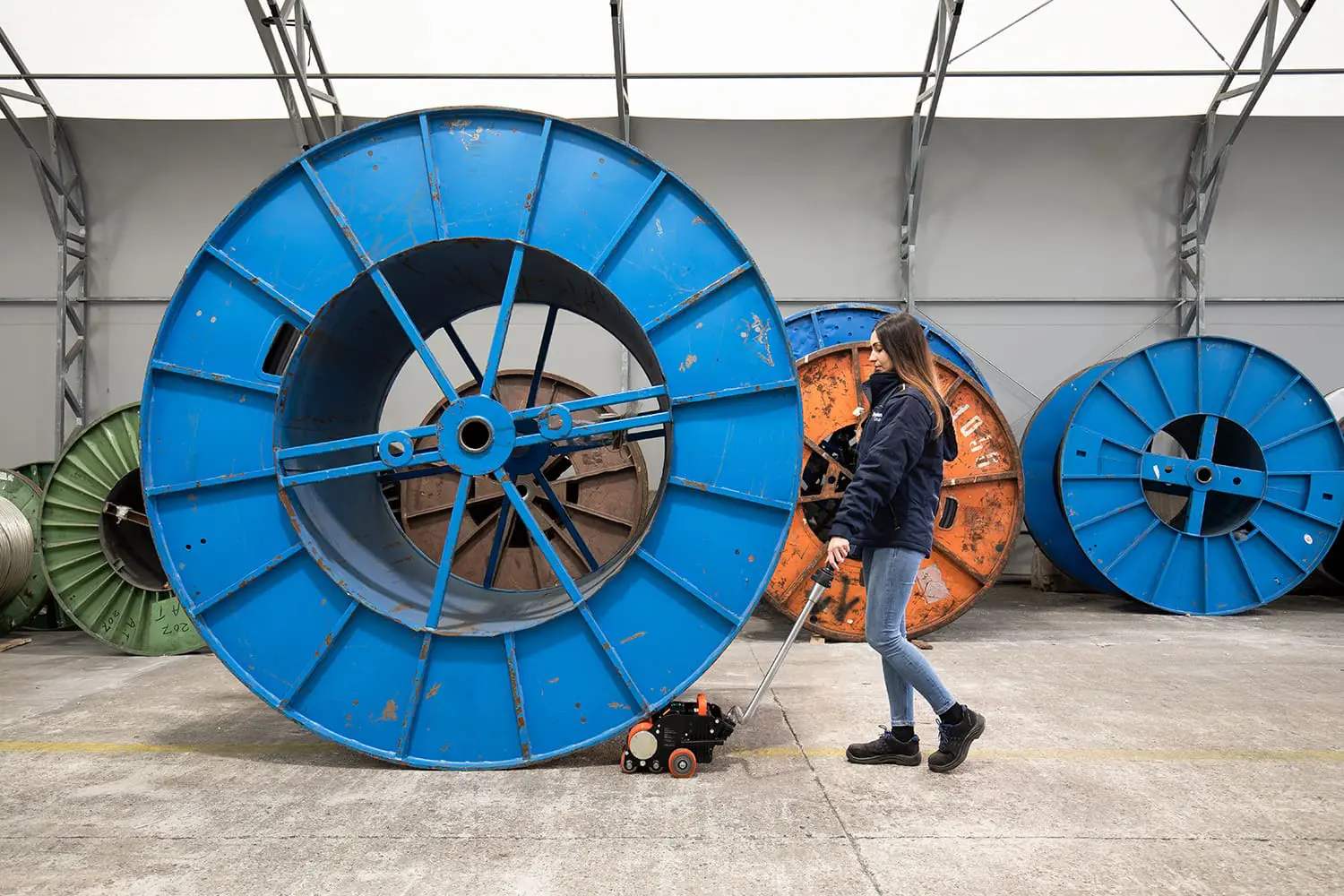 Renova_Stabilimento_Moviroll_MRE XS L_04 woman demonstrating the moviroll roll pusher