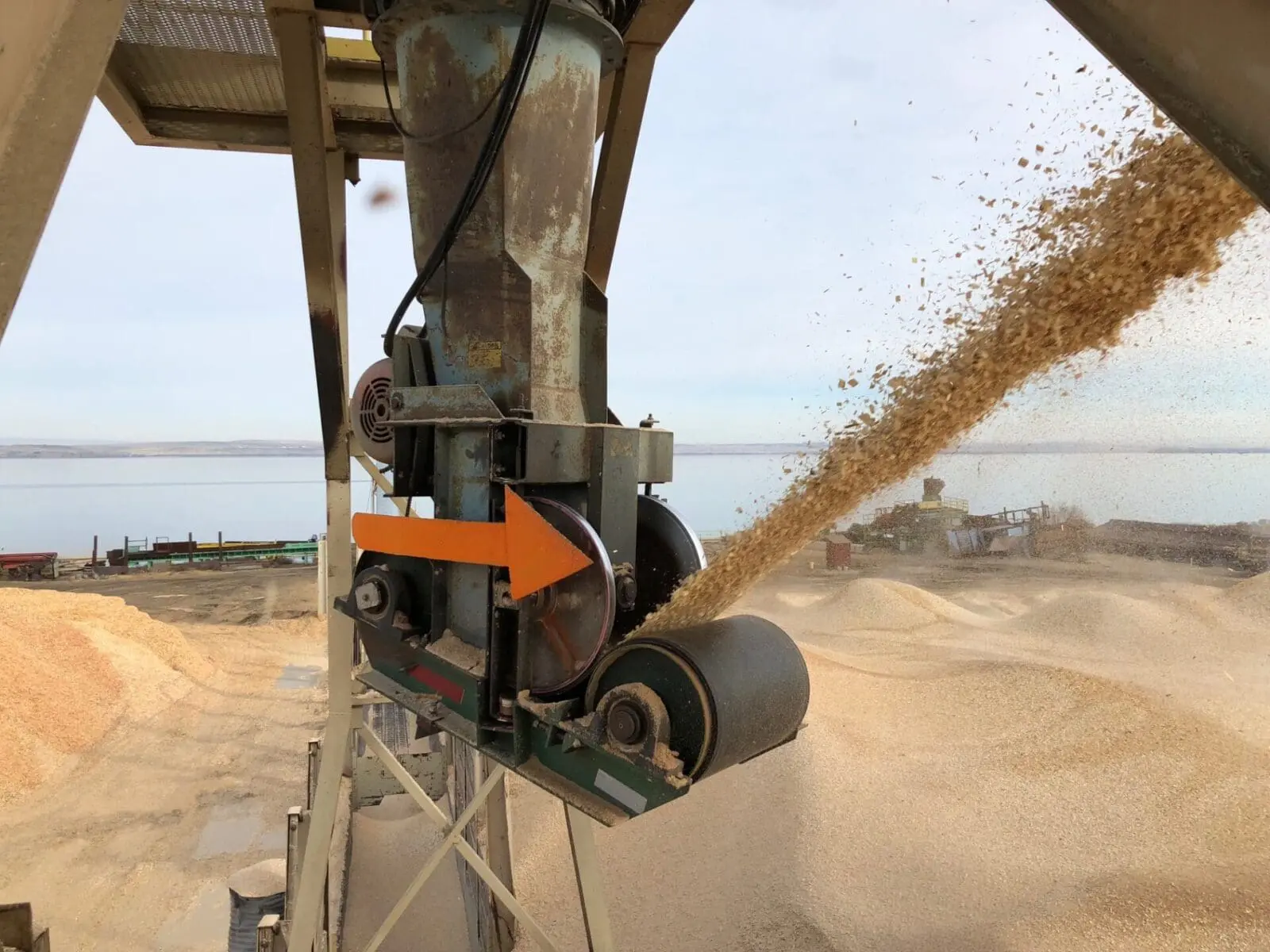 slinger belt throwing sediment