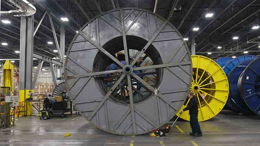 Foto-stabilimento-MRE100L-0124 man demonstrating a reel mover